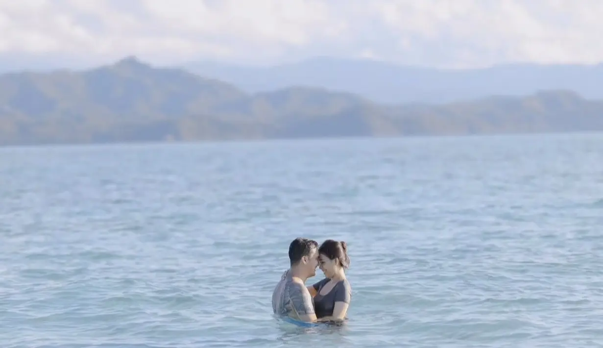 Dalam beberapa pemotretan, terlihat keduanya semakin romantis dan lengket bak pengantin baru