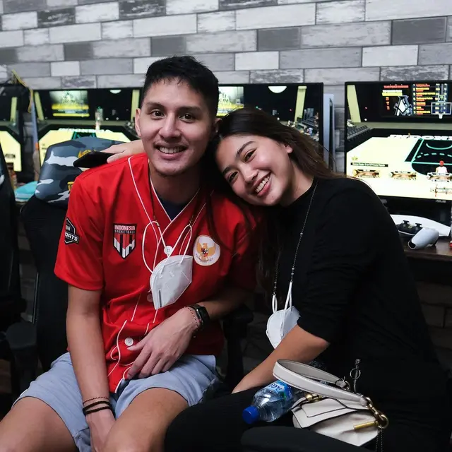 Setahun Pacaran, Ini 6 Potret Mesra Daniel Wenas dan Josephine Firmstone
