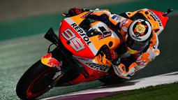 Bersama Ducati sinar Lorenzo seakan hilang. Musim ini Lorenzo berada di payung Repsol Honda dengan performa motor kelas wahid. Dari segi kesiapan Lorenzo dianggap tertinggal usai lakukan dua operasi kambuhan. (AFP/Giuseppe Cacace)