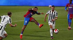 Penyerang Barcelona, Memphis Depay (kedua kiri) melakukan tendangan ke gawang Juventus pada pertandingan Joan Gamper Trophy di Estadi Johan Cruyff, Minggu (8/8/2021). Barcelona berhasil menjuarai Trofi Joan Gamper 2021 usai menggilas Juventus dengan skor 3-0. (AP/Joan Monfort)