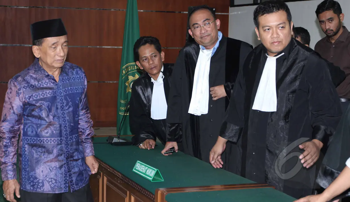 Fuad Amin usai berdiskusi dengan kuasa hukumnya sebelum menjalani sidang di Pengadilan Tipikor, Jakarta, Senin (25/5/2015). Fuad terlibat kasus dugaan suap jual beli pasokan gas alam di Gresik dan Gili Timur, Bangkalan. (Liputan6.com/Helmi Afandi)