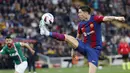 Pemain Barcelona, Robert Lewandowski, mengontrol bola saat melawan Alaves pada laga pekan ke-13 La Liga 2023/2024 di Estadi Olímpic Lluís Companys, Minggu (12/11/2023). (AP Photo/Joan Monfort)