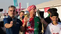 Fans asal Iran, Mahmoud, ikut merayakan keberhasilan Arab Saudi mengalahkan Argentina di Grup C Piala Dunia 2022, Selasa (22/11/2022). Arab Saudi menang 2-1 atas Argentina dalam laga tersebut. (Bola.com/Ade Yusuf Satria)