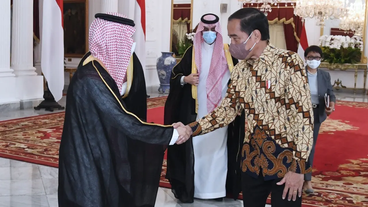 Presiden Joko Widodo (Jokowi) menerima kunjungan kehormatan Menteri Luar Negeri (Menlu) Kerajaan Arab Saudi, Pangeran Faisal Bin Farhan Al Saud di Istana Merdeka