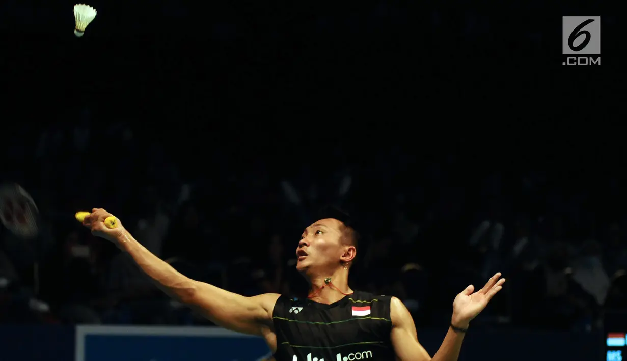 Pebulutangkis Indonesia, Ihsan Maulana Mustofa berusaha melakukan smes ke arah pemain Hongkong, Wei Nan di kualifikasi Indonesia Open 2017 di Jakarta Convention Centre, Senin (12/6). Ihsan kalah 21-15, 18-21. 13-21. (Liputan6.com/Helmi Fithriansyah)