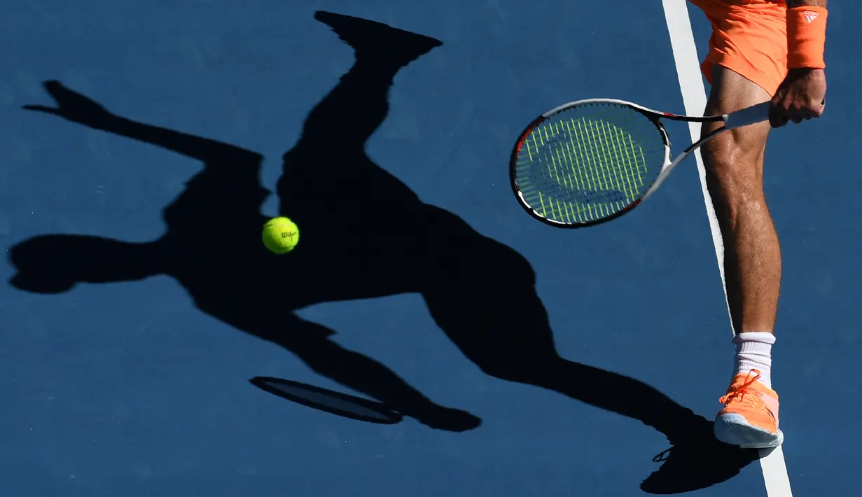 Bayangan petenis Jerman, Mischa Zverev saat melawan Petenis asal Inggris, Andy Murray di putaran keempat Austalia Open, Melbourne, Australia (22/1). (AFP/Greg Wood)