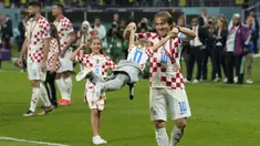 Kapten Kroasia, Luka Modric merayakan kemenangan bersama anaknya, Ema saat timnya berhasil menyabet peringkat ketiga Piala Dunia 2022 setelah mengalahkan Maroko dengan skor 2-1 pada laga yang berlangsung di Khalifa International Stadium, Doha, Qatar, Sabtu (17/12/2022). (AP Photo/Francisco Seco)