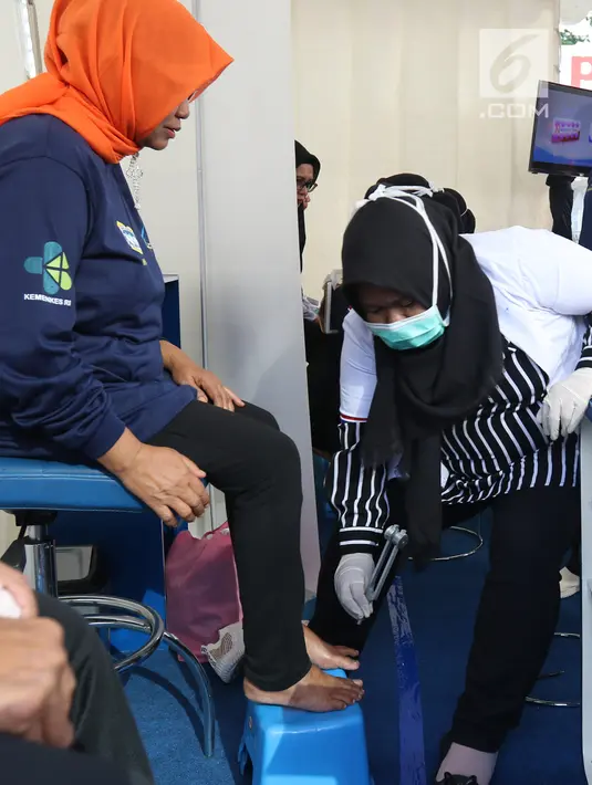 Lansia memeriksa kesehatan saraf saat CFD di Jakarta, Minggu (7/7/2019). Kemenkes bersama Neurobion, produsen vitamin neurotropik dari P&G Health Indonesia memberikan cek kesehatan mengenai risiko neuropati di acara puncak Hari Lanjut Usia Nasional 2019. (Liputan6.com/Angga Yuniar)
