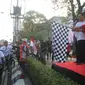 Walikota Semarang mengibarkan bendera start di Gowes Pesona Nusantara (dok: Kemenpora)