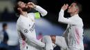 Pemain Real Madrid, Sergio Ramos, melakukan selebrasi bersama Lucas Vazquez usai mencetak gol ke gawang Atalanta pada laga Liga Champions di Stadion Alfredo di Stefano, Rabu (17/3/2021). Real Madrid menang dengan skor 3-1. (AP/Bernat Armangue)