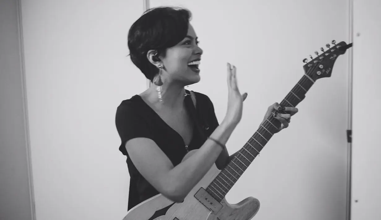 Eva Celia, perempuan berusia 25 tahun yang memiliki suara emas dan penampilan kece. Gaya fashion apapun yang dipakainya selalu pas dan pastinya membuat Eva makin terlihat memesona. (Instagram/evacelia)