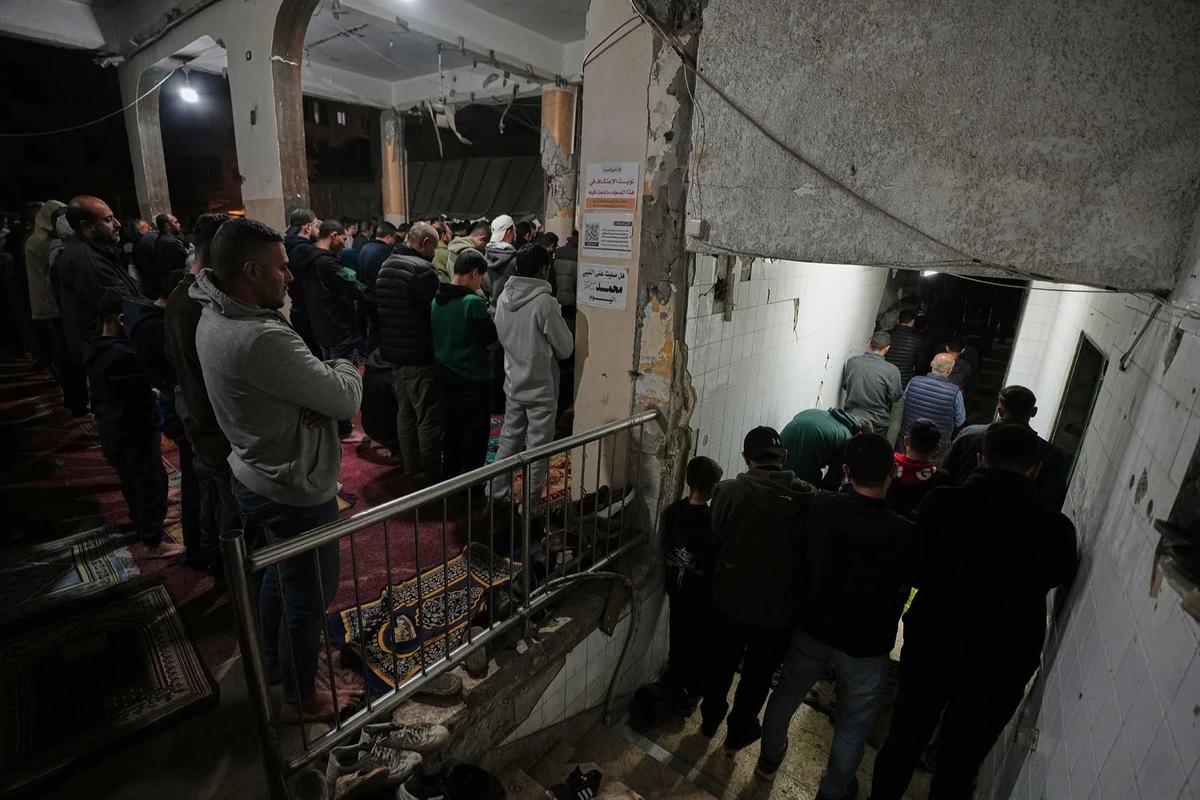 FOTO: Warga Gaza Sambut Ramadan dengan Tarawih di Masjid Terdampak Perang