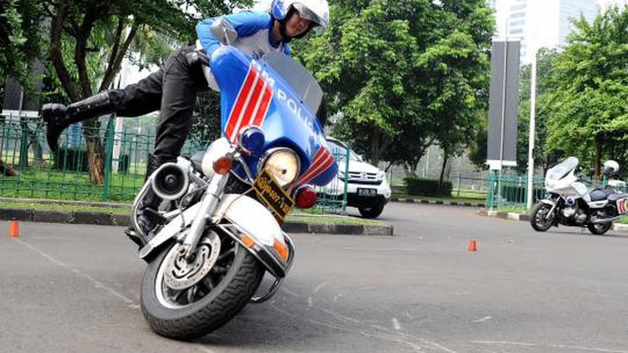 Polwan cantik akrobat pakai motor gede 