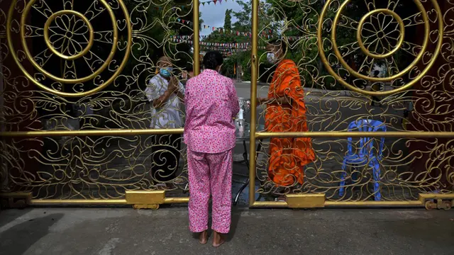 FOTO: Berbagi Sedekah untuk Biksu Selama Festival Kematian di Kamboja