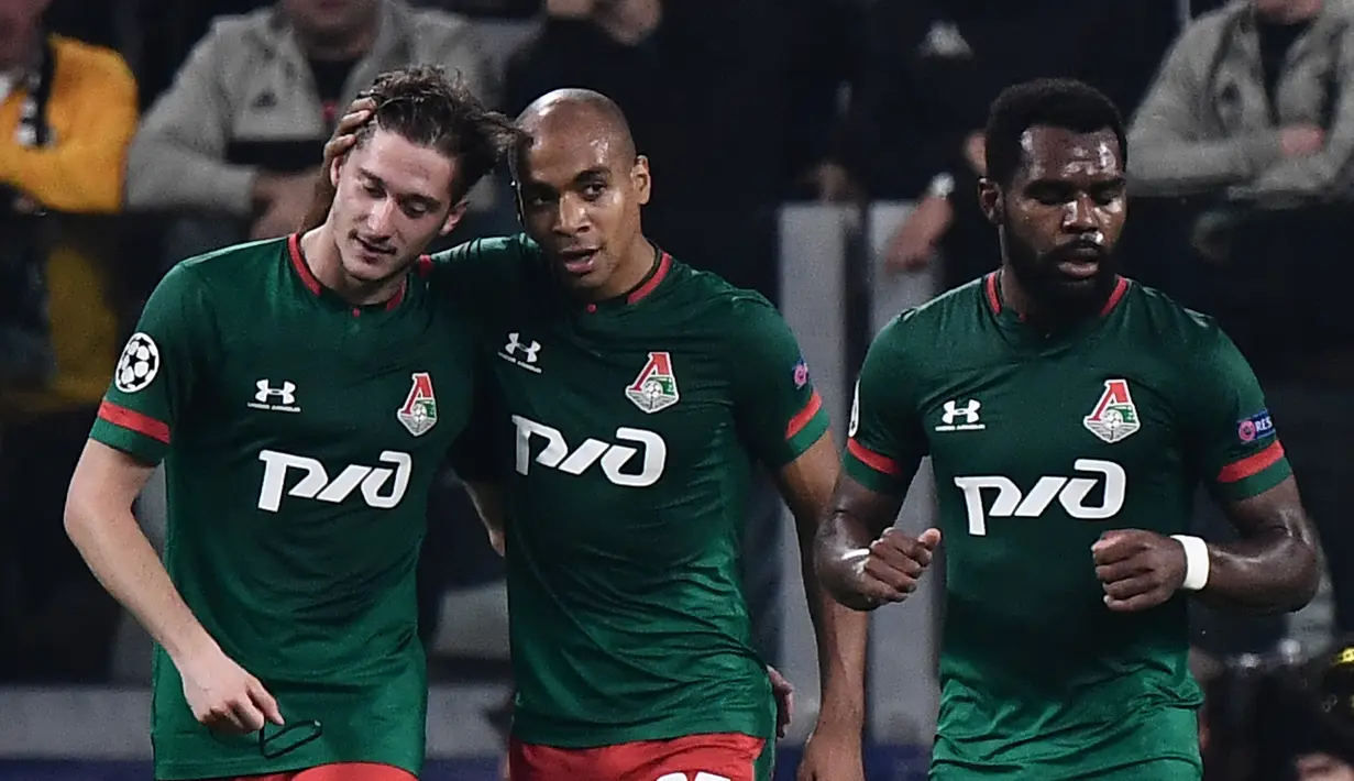 Gelandang Lokomotiv Moskow, Aleksey Miranchuk (kiri) berselebrasi bersama rekan-rekannya usai mencetak gol ke gawang Juventus pada pertandingan lanjutan grup D Liga Champions di Stadion Allianz, Turin, Italia (22/10/2019). Juventus menang tipis atas Lokomotiv Moscow 2-1. (Marco Bertorello/AFP)