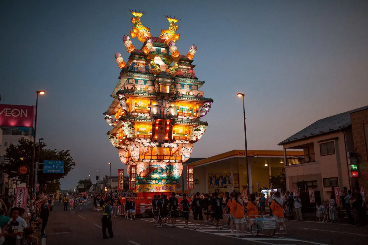Potret lampion pedati raksasa dalam festival Tenku-no-Fuyajou di Kota Noshiri, Jepang. (Akita Shirakami Tourism/Facebook)
