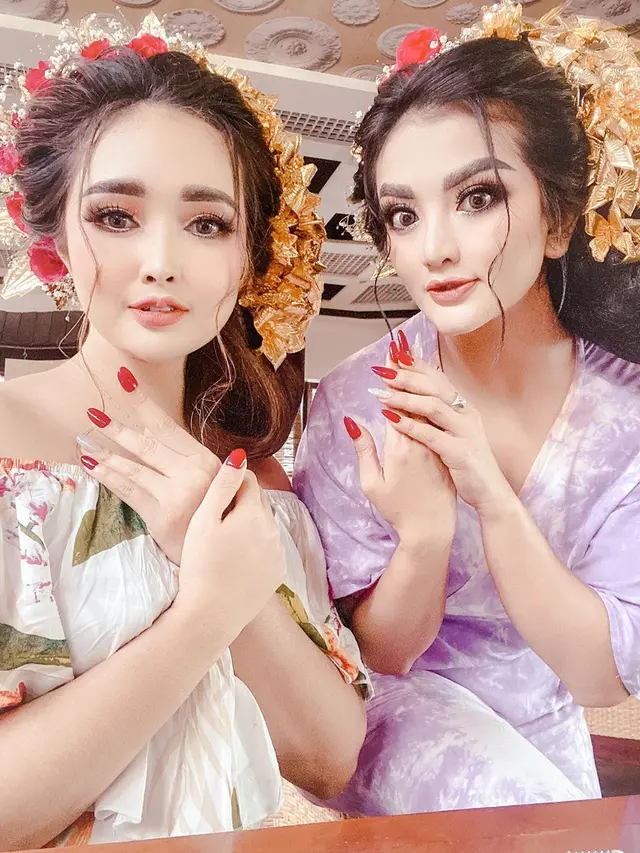 7 Potret Kompak Duo Racun Pakai Busana Bali Ini Curi Perhatian