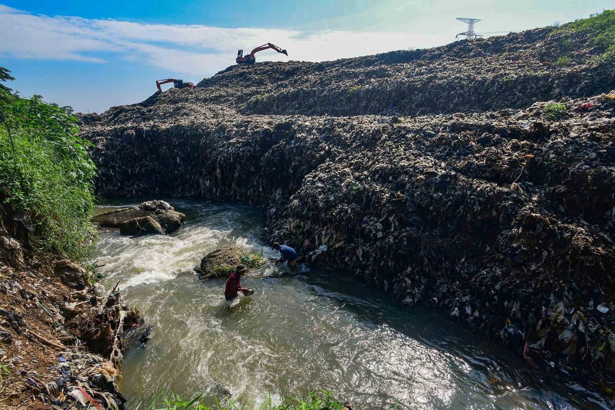FOTO: Aliran Kali Pesanggrahan Menyempit Akibat Longsoran Sampah TPA Cipayung