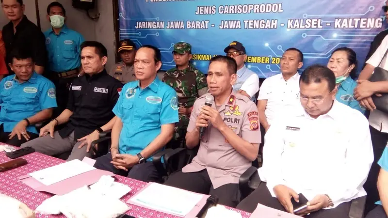 Deputi Bidang Pemberantasan BNN, Irjen Pol Arman Depari, didamping sejumlah pejabat kepolisian lainnya saat memberikan penjelasan kepada media pascapengungkapan pabrik pembuat pil PCC terbesar di Indonesia di Kota Tasikmalaya, Kemarin