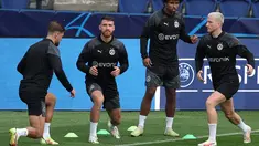 Penyerang Dortmund asal Jerman #11 Marco Reus (kanan) dan rekan satu timnya mengambil bagian dalam sesi latihan menjelang pertandingan Liga Champions 2023/2024 di stadion Parc des Princes, Senin (18/9/2023). (Photo by FRANCK FIFE / AFP)