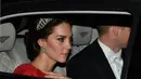 Melansir Dailymail, dengan gaun merahnya Kate juga tampil anggun dengan Tiara yang dikenakannya. Tersiar kabar Tiara itu menjadi favorit Putri Diana selama ini. (doc.dailymail.com)