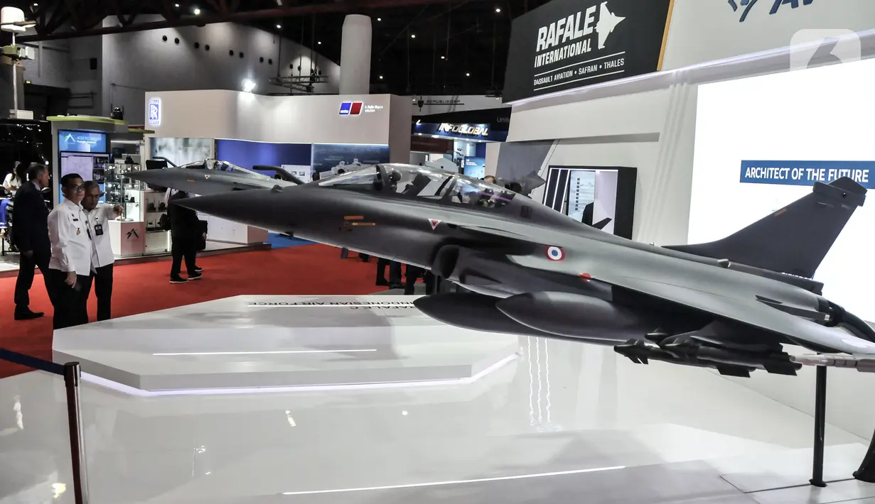 Miniatur pesawat tempur dihadirkan dalam pameran industri pertahanan Indo Defence 2022 Expo & Forum di JIExpo, Kemayoran, Jakarta, Rabu (2/11/2022). Kementerian Pertahanan bersama PT Napindo Media Ashatama menggelar pameran industri pertahanan terbesar se-Asia Tenggara bertemakan “Peace, Prosperity, Strong Defence” yang diikuti 905 perusahaan dari 59 negara dan berlangsung hingga 5 November mendatang. (merdeka.com/Iqbal S. Nugroho)