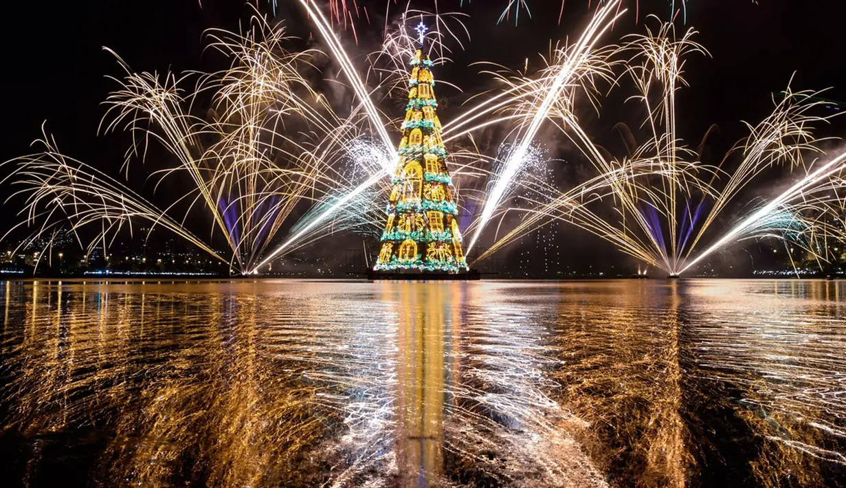 Pohon natal di Rio de Janeiro, Brasil ini memecahlan rekor dunia dengan ketinggian mencapai 85 meter. (Huffington Post)
