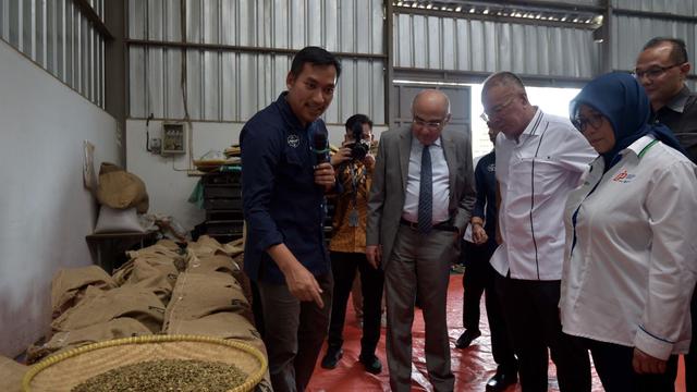 Staf Khusus Menteri Perdagangan Bidang Perjanjian Perdagangan Internasional Bara Krishna Hasibuan melepas ekspor perdana satu kontainer kopi milik Koperasi Gunung Luhur Berkah (GLB) Subang ke Mesir senilai USD 60 ribu, atau sekitar Rp 890 juta.