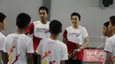 Sejumlah atlet nasional ikut menjadi pelatih saat Coaching Clinic kepada Atlet Muda di Gor ASA Cilegon, Banten, Sabtu (14/3/2015). Kegiatan ini sebagai pemasalan bulutangkis keseluruh Indonesia. (Liputan6.com/Helmi Afandi)
