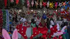 Orang-orang berbelanja suvenir Natal dari pedagang pinggir jalan di Mumbai, India, Selasa (20/12/2022). Jelang puncak perayaan Natal, warga Mumbai mulai ramai berburu ornamen dan aksesoris Natal untuk menyambut dan memeriahkan perayaan untuk umat kristiani tersebut. (AP Photo/Rafiq Maqbool)