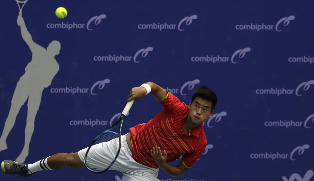 Ganda Putra Indonesia, M Rifqi, memukul bola saat melawani ganda India pada laga Combiphar Tennis Open 2019 di Hotel Sultan, Jakarta, Kamis (8/8). Rifqi/Anthony kalah 5-7 dan 1-6. (Bola.com/YoppyRenato)