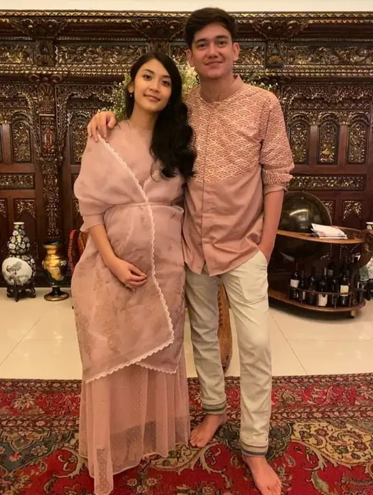 <p>Canti Tachril dan Adipati Dolken kompak mengenakan busana berwarna pink pastel. Baby bump Canti sudah mulai terlihat. (Foto: Instagram/ cantitachril)</p>