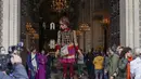 Boneka raksasa Little Amal tiba di Katedral St Paul, di London, Inggris, Sabtu (23/10/2021). Kedatangan Little Amal di kota London, Inggris, disambut ratusan warga pada Sabtu (23/10) waktu setempat. (AP Photo/Alberto Pezzali)