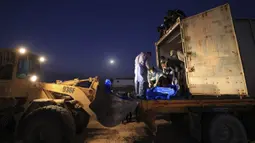 Dilansir AFP, Rabu (27/12/2023), jenazah tersebut dikembalikan Israel melalui Palang Merah kepada otoritas Hamas. Sumber Kementerian Kesehatan Palestina mengatakan setelah jenazah itu tiba, mereka langsung menguburkannya di kuburan massal. (Mahmud HAMS/AFP)