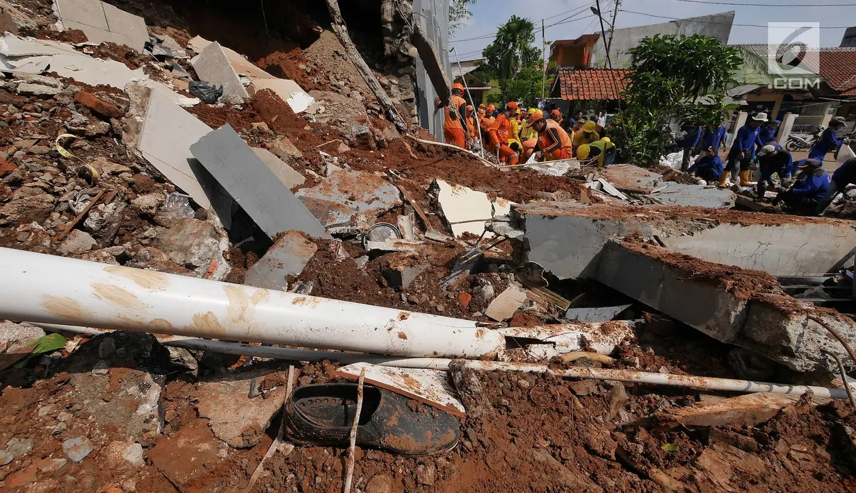 Petugas gabungan membersihkan puing-puing longsoran di Perumahan Pesona Kalisari, Pasar Rebo, Jakarta, Selasa (27/11). Ekskavator turut dikerahkan untuk membersihkan puing-puing dan tumpukan tanah yang menutupi jalanan. (Liputan6.com/Herman Zakharia)