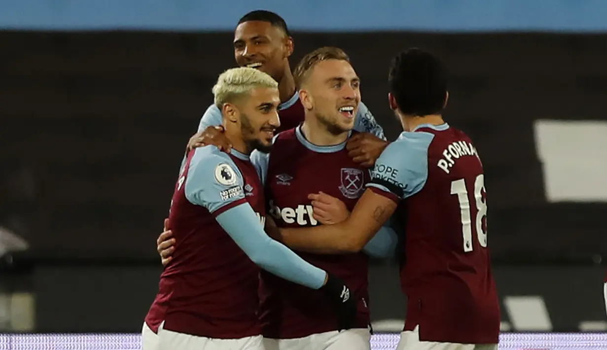 Striker West Ham United, Jarrod Bowen, merayakan gol yang dicetaknya ke gawang Aston Villa pada laga lanjutan Liga Inggris di Stadium of London, Selasa (1/12/2020) dini hari WIB. West Ham menang 2-1 atas Aston Villa. (AFP/Frank Augstein/pool)
