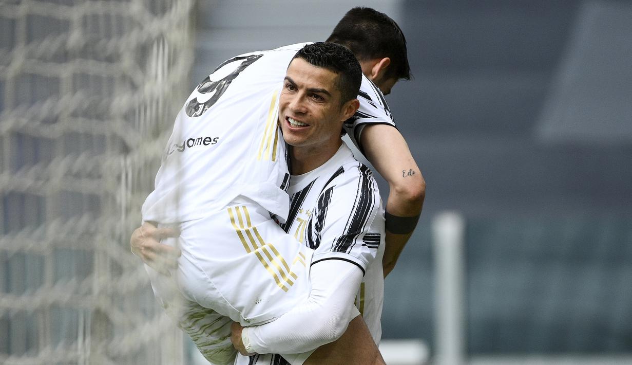 Striker Juventus, Alvaro Morata (atas) melakukan selebrasi bersama Cristiano Ronaldo usai mencetak gol kedua Juventus ke gawang Genoa dalam laga lanjutan Liga Italia 2020/2021 pekan ke-30 di Allianz Stadium, Turin, Minggu (11/4/2021). Juventus menang 3-1 atas Genoa. (LaPresse via AP/Marco Alpozzi)