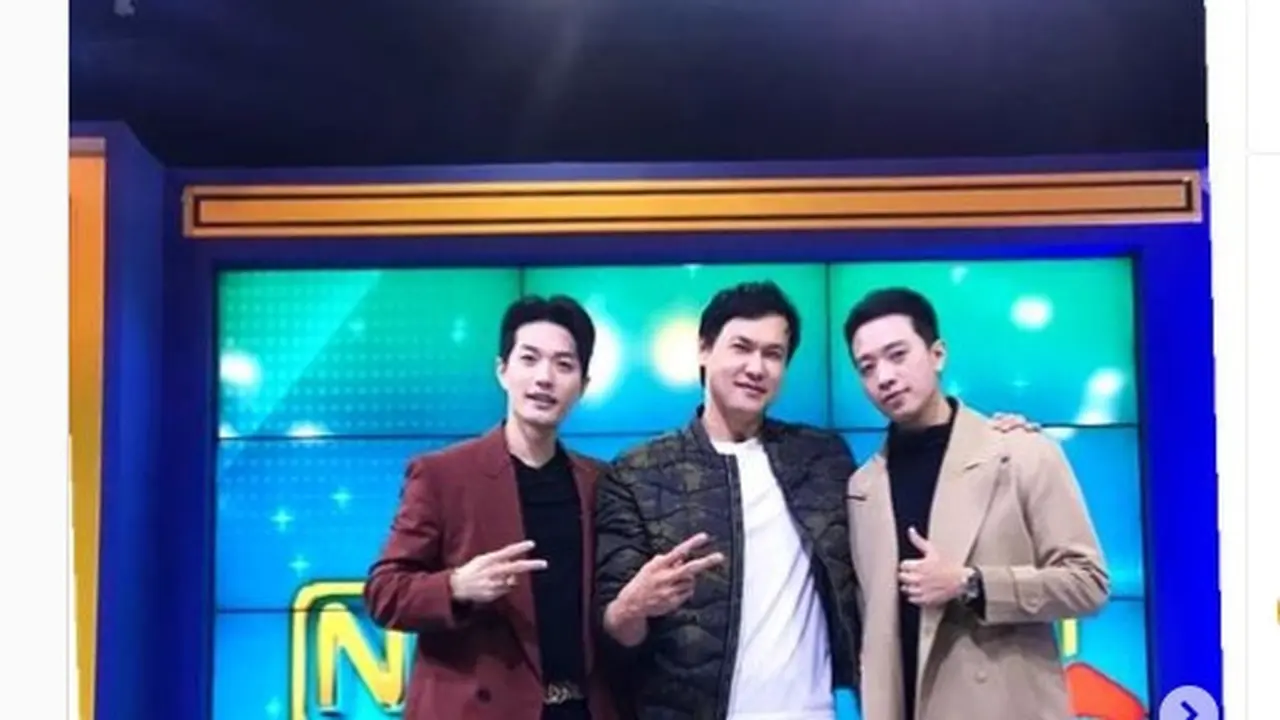 Lee Jeong Hoon dan Irwan Chandra kompak saat reuni boyband Hitz di program TV (foto: Instagram ferdinandk)