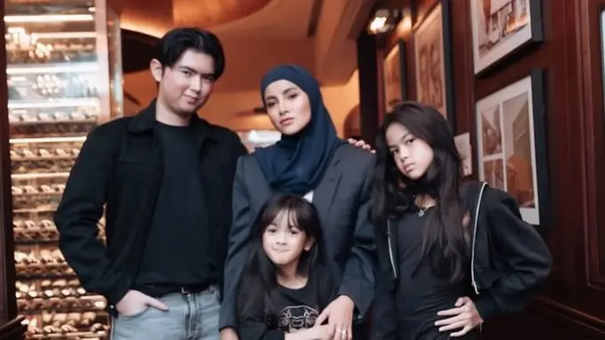 Gaya Badass Olla Ramlan Bareng Anak-Anak Tercinta (credit: instagram/ollaramlan)