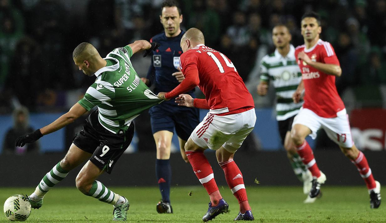 Bek Benfica, Victor Lindelof, berusaha menghalau pergerakan striker Sporting CP, Slimani pada Lanjutan Liga Portugal di Stadion Jose Alvalade (5/3/2016). (AFP/Fransisco Leong)