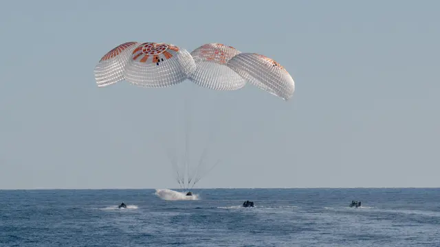 Astronot NASA Nick Hague, Suni Williams, Butch Wilmore, dan kosmonot Roscosmos Aleksandr Gorbunov mendarat dalam pesawat ruang angkasa SpaceX Dragon di perairan lepas pantai Tallahassee, Florida pada 18 Maret 2025 (Foto: NASA/Keegan Barber)