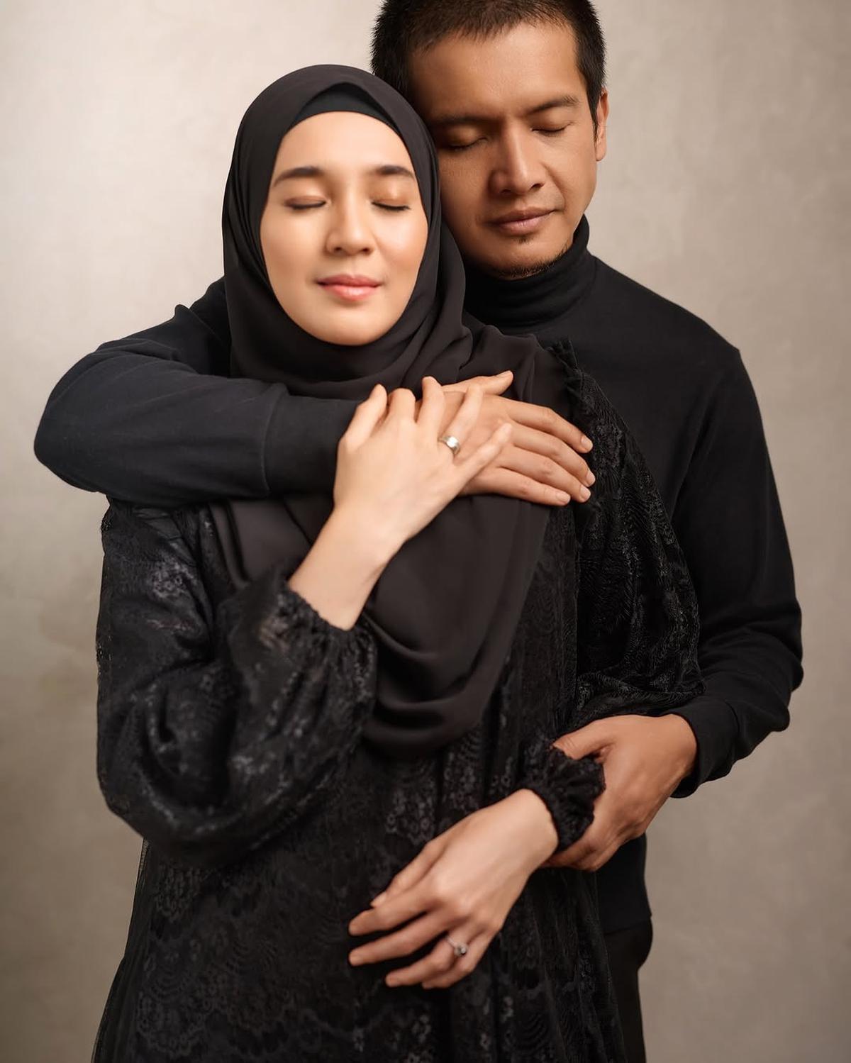 Potret Dhini Aminarti dan Dimas Seto, Tetap Mesra di 16 Tahun Pernikahan