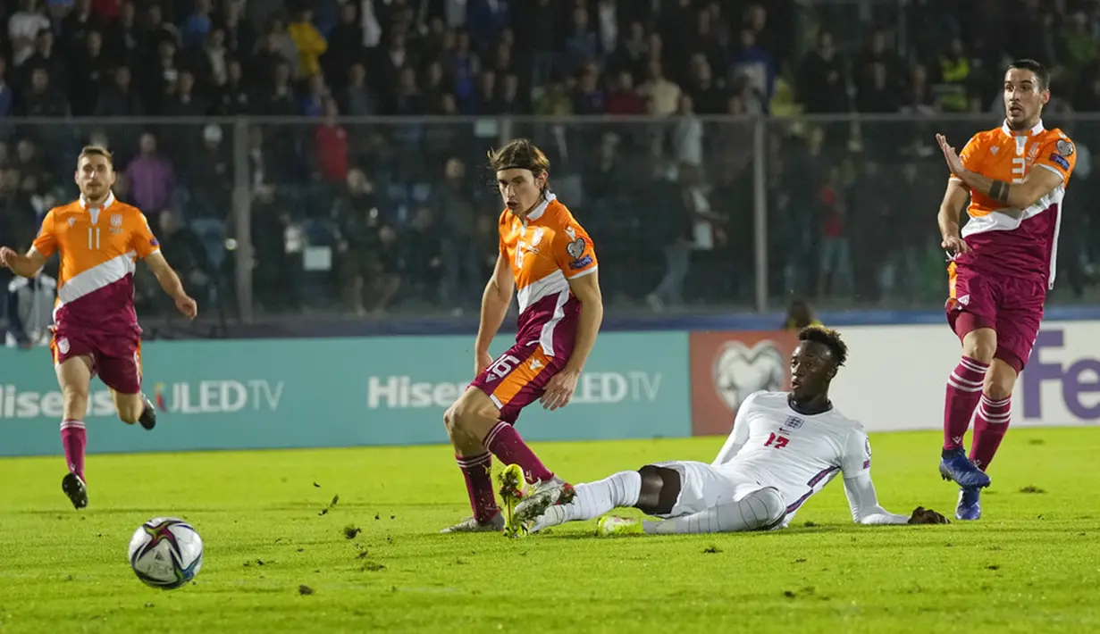 Pemain Inggris Tammy Abraham (tengah) mencetak gol ke gawang San Marino pada pertandingan sepak bola Kualifikasi Grup I Piala Dunia 2022 di Stadion Olimpiade, Serravalle, San Marino, 15 November 2021. Inggris menang 10-0. (AP Photo/Antonio Calanni)