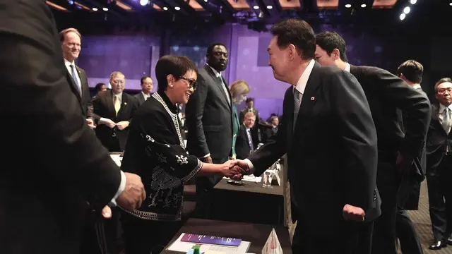 Menteri Luar Negeri Republik Indonesia (Menlu RI) Retno Marsudi dan Presiden Korea Selatan Yoon Suk Yeol dalam Pertemuan Tingkat Menteri pada KTT Demokrasi ke-3 di Seoul, Korea Selatan, Senin (18/3/2024). (Dok. Kemlu RI)​