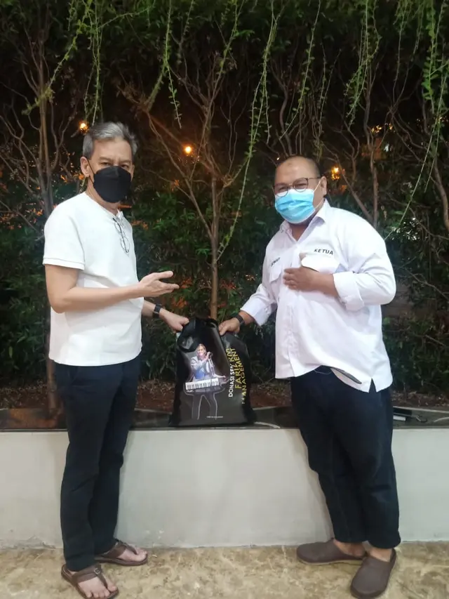 Bantuan sembako dari Fariz RM untuk Solidaritas Pekerja Musik Indonesia (SPMI)