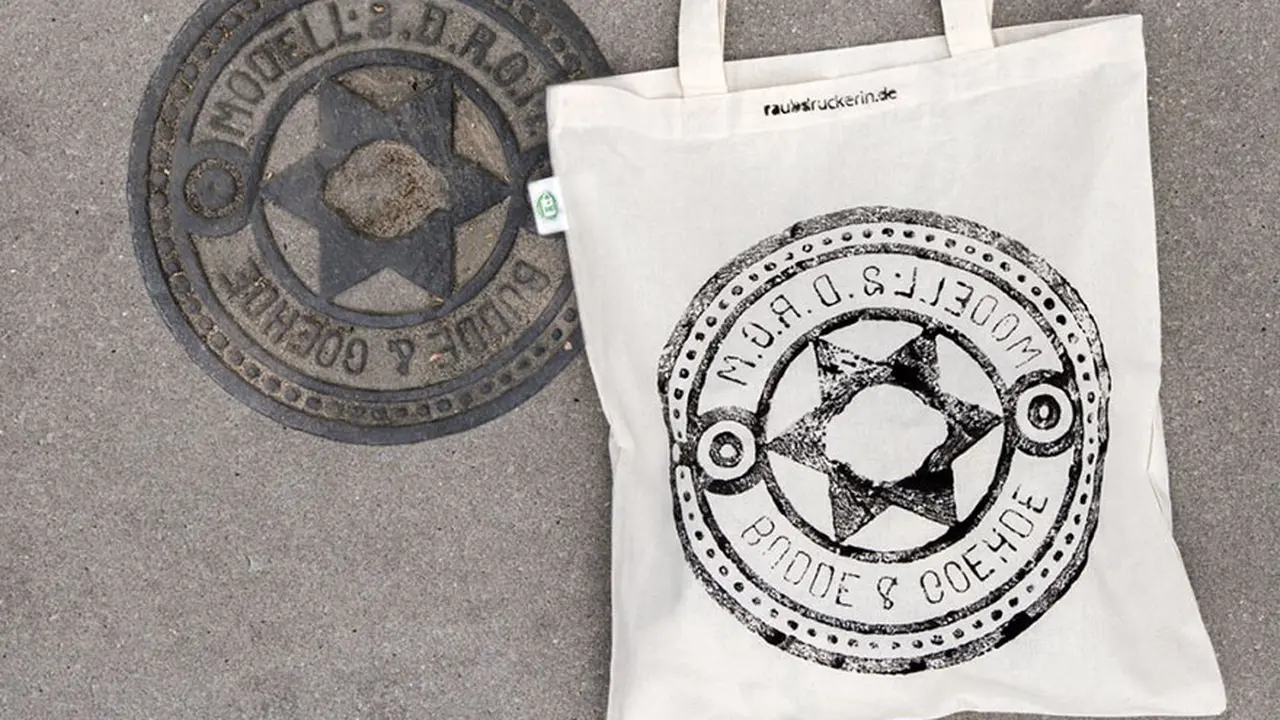 [Bintang] Kreatif! Cowok Ini Jadikan Jalanan Sebagai Mesin Sablon di Baju!