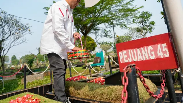 Menteri Koordinator Bidang Hukum, HAM, Imigrasi, dan Pemasyarakatan Yusril Ihza Mahendra ziarah ke makam Perdana Menteri Ke-5 Indonesia Mohammad Natsir.