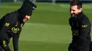 Penyerang Paris Saint-Germain (PSG) Neymar (kiri) bercanda dengan rekan setimnya Lionel Messi selama sesi latihan di Saint-Germain-en-Laye, sebelah barat Paris, Selasa (7/2/2023). PSG akan menghadapi Marseille di Stade Velodrome pada babak 16 besar Coupe de France 2022/2023, Kamis, 9 Februari 2023 dini hari WIB. (Photo by FRANCK FIFE / AFP)