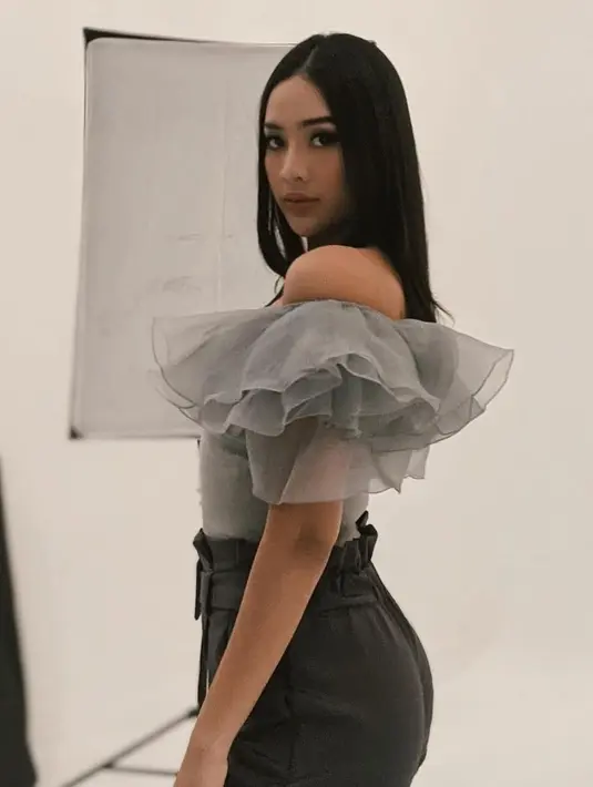 Dalam konten yang diunggahnya di media sosial, Anya Geraldine memang terbilang kreatif. Pasalnya ia selalu berhasil menarik perhatian publik, baik secara penampilan atau pun kegiatannya, seperti berolahraga. (Instagram/anyageraldine)