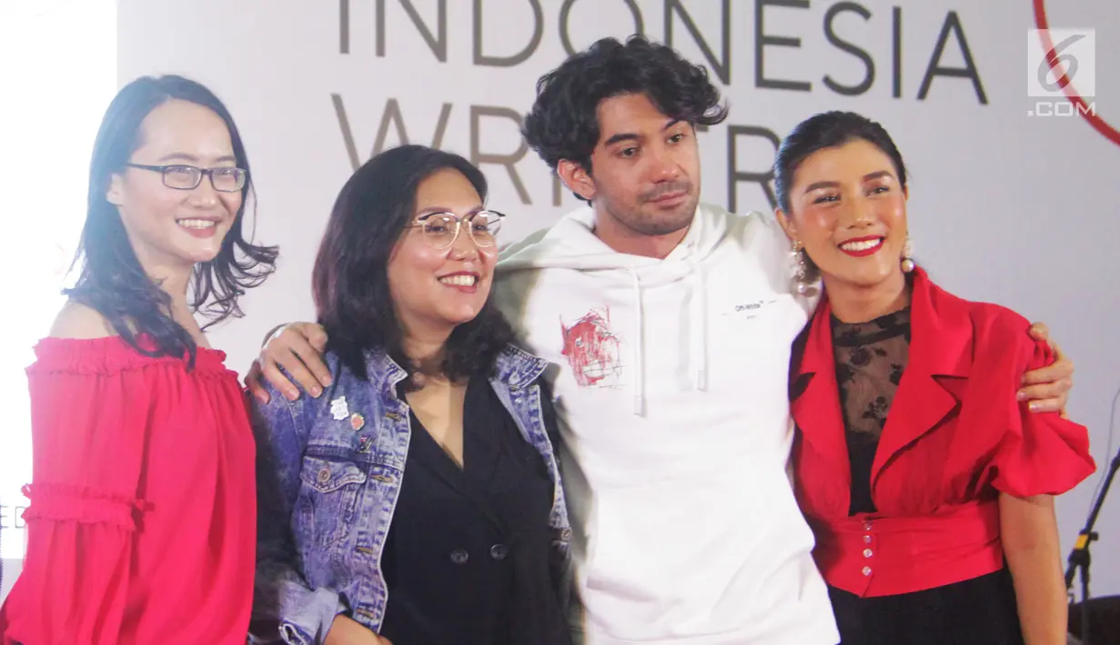 Reza Rahadian, Gina S. Noer, dan Jenny Jusuf foto bersama usai talkshow bertajuk ‘Ngobrolin Produksi Film Indonesia’ selama Indonesia Writers Festival 2019 di UMN, Tangerang (7/9/2019). Menurut Reza, tolak ukur sebuah film yang sukses tidak hanya dari jumlah penonton saja.  (Liputan6.com/Marsa Aulia
